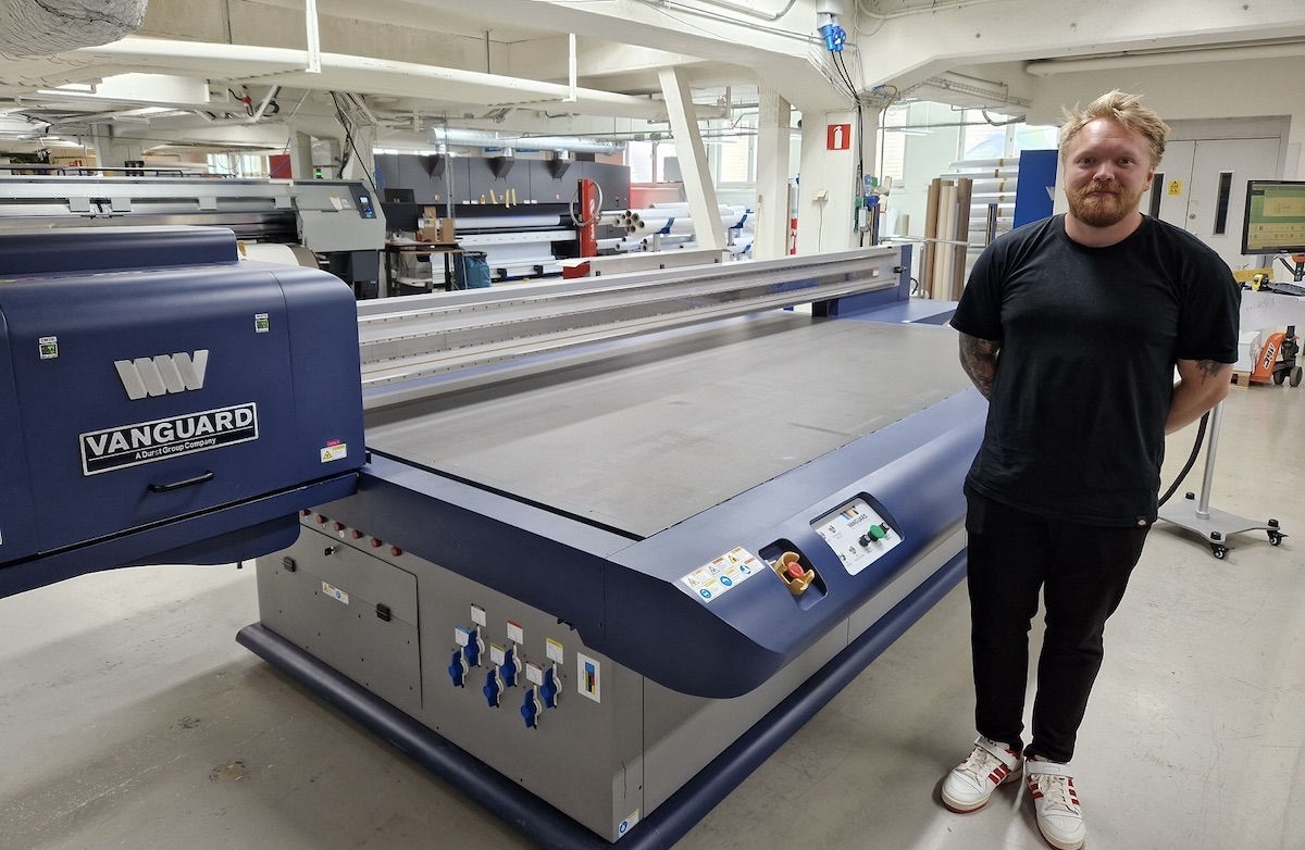 Screenbolaget takes Europe’s first ten head VK300D-HS flatbed