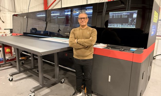 John E Wright installs an EFI VUTEk M3h from CMYUK